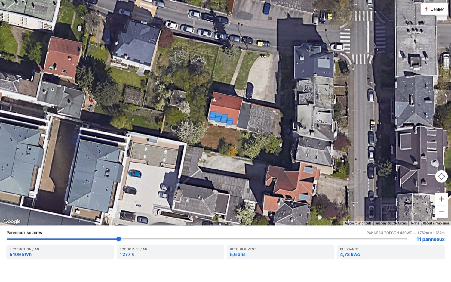 Atelier de calepinage : vue satellite d'un quartier, panneaux posés sur la toiture, indicateurs de production annuelle, économies, retour sur investissement et puissance.
